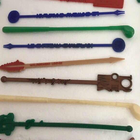 70 vintage swizzle/stirring sticks, including Greenbrier, top of the mark Disney - Picture 5 of 13